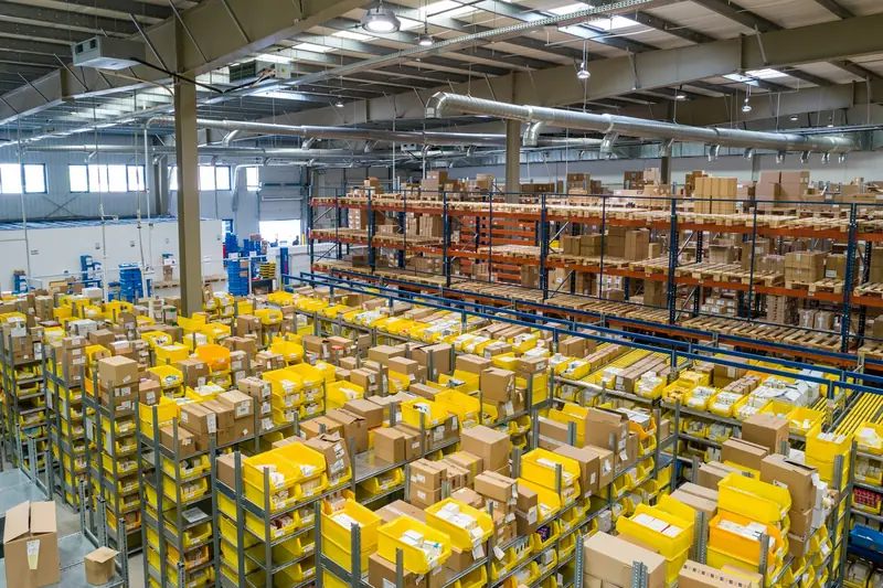 Depósito con cajas de mercadería en estanterías